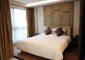 Condo luxo (C3303) | Cofres nos quartos, individualmente decorados, cortinas blackout