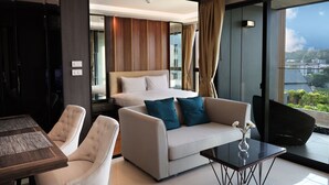 Condo família (D4407) | Área de estar | TV de tela plana