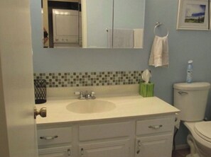 Combined shower/bathtub - Comfy condo across from wedding venue and golf!  (Pinetop)