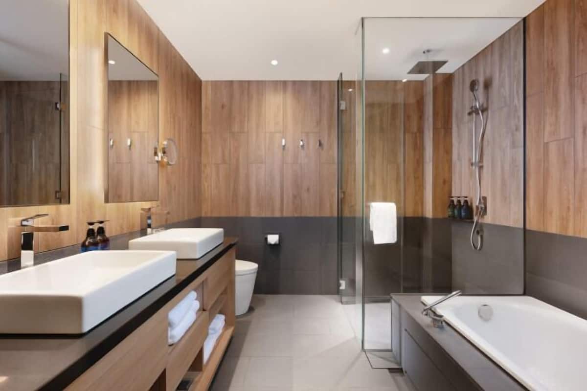 Een haardroger, pantoffels, toiletten met elektronisch bidet, handdoeken