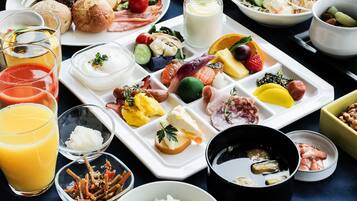 A breakfast buffet with various food items and drinks.