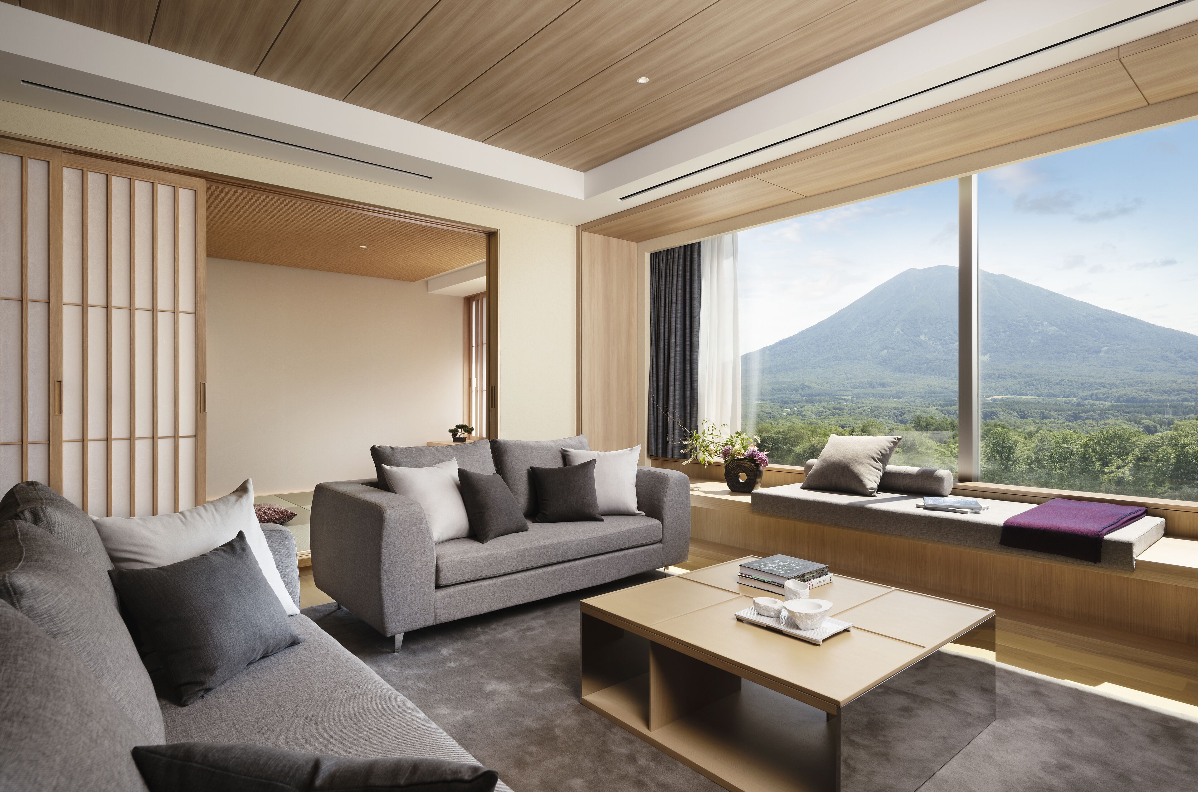 客房, 4 间卧室, 无烟房 (Suite, Yotei, with Onsen and Tatami) | 起居区 | 平板电视、加热地板