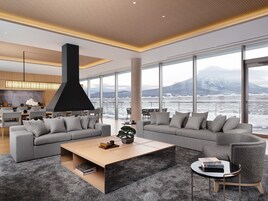 Suíte superluxo (Tsuki Suite, 4 bedroom penthouse) | Cofres nos quartos, ferros/tábuas de passar roupa, Wi-Fi de cortesia