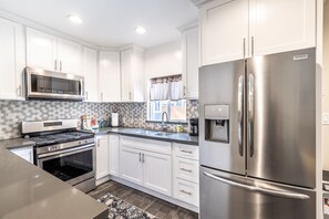 Refrigerador, microondas, horno y parrilla de estufa 