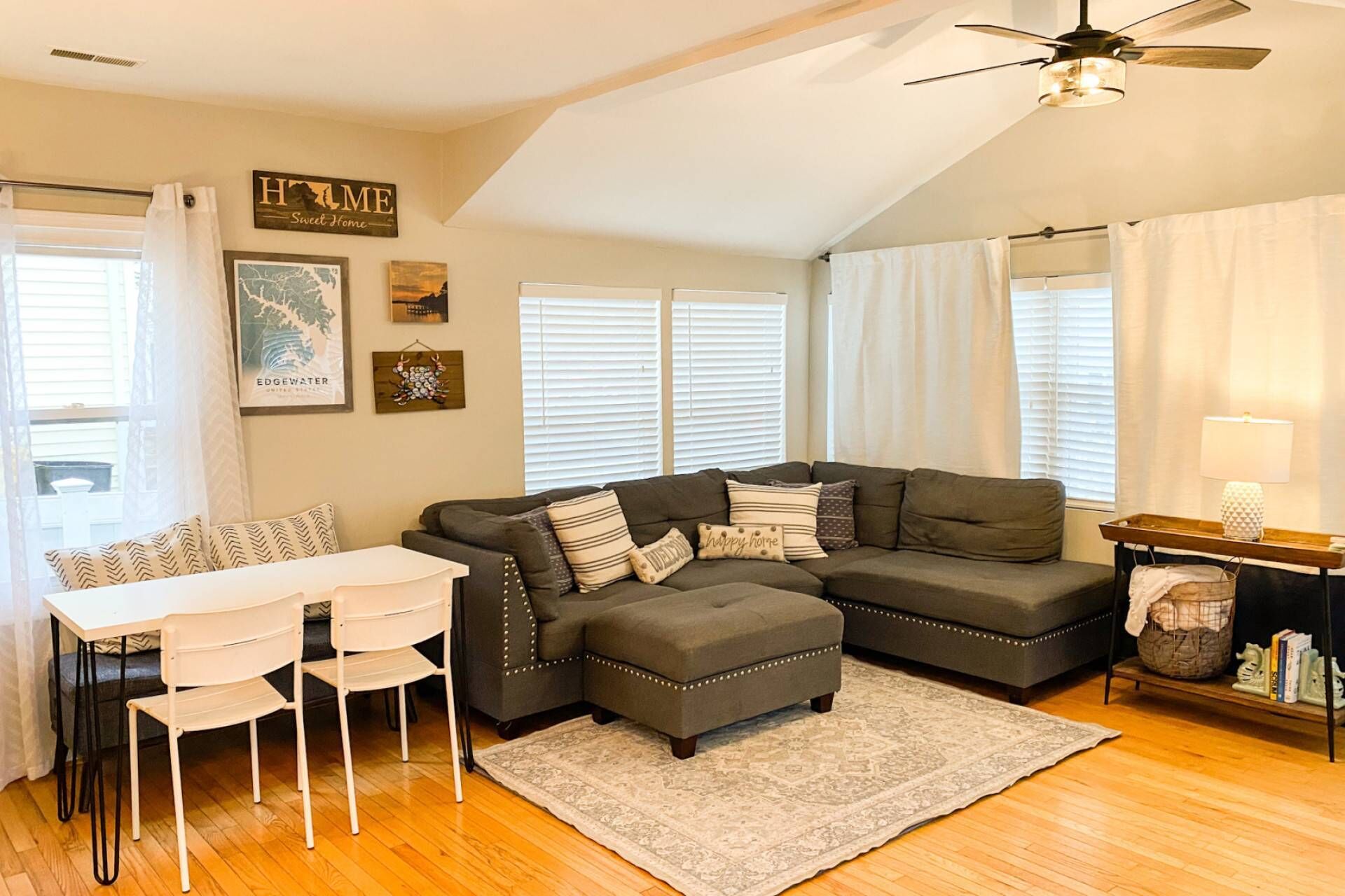 Family and Pet-friendly Edgewater cottage with hot tub in waterfront community