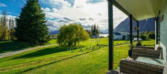 Glendhu Station Cottage - Glendhu Bay Holiday Home