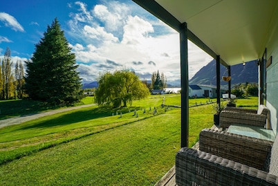 Glendhu Station Cottage - Glendhu Bay Holiday Home