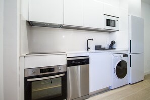 Refrigerador, microondas, cafetera/tetera, utensilios de cocina
