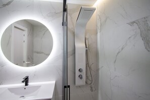 Bañera con ducha, toallas