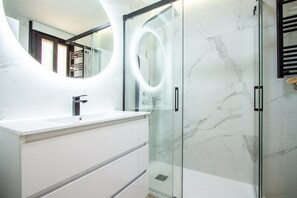 Combined shower/bathtub, towels - NORTH RESIDENTIAL - DEHESA DE LA VILLA (MADRID)