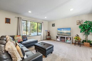 Smart-TV, Kamin, Bücher, Arbeitsbereiche