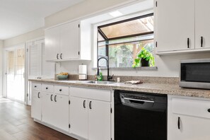 Kühlschrank, Mikrowelle, Herdplatte, Geschirrspüler