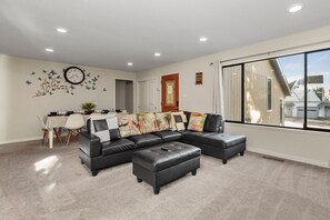 Smart TV, fireplace, books, offices