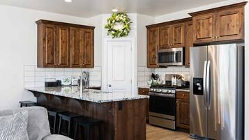 Townhome, 3 Bedrooms | Private kitchen | Fridge, oven, coffee/tea maker, toaster