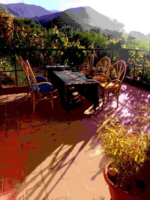 Outdoor dining - Gite Tawada vous souhaite le bienvenue (Ait Bouguemez)