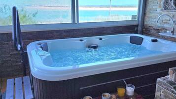 Bañera de hidromasaje cubierta