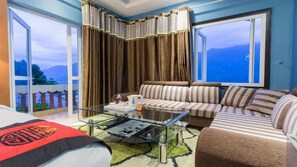 家庭套房 | 客房内保险箱、办公桌、笔记本电脑工作区、隔音