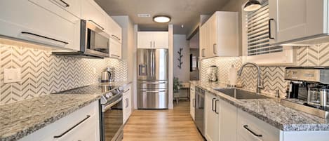 ثلاجة، ميكروويف، موقد طهي مسطح، ماكينة لصنع القهوة/الشاي