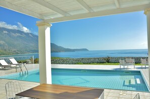 Piscine extérieure, chaises longues