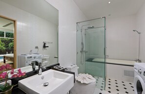 Classic-Apartment | Badezimmer | Dusche, Handtücher, Seife, Shampoo