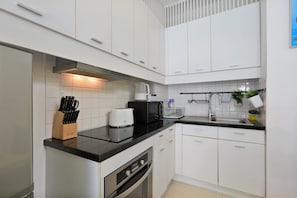 Refrigerador con freezer, microondas, placa de cocina, tostadora