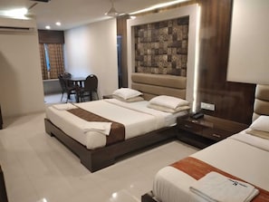 Habitación triple Deluxe | Ropa de cama