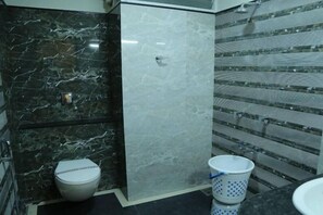 Regadera, amenidades de baño gratuitas, toallas