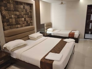 Habitación triple Deluxe | Ropa de cama
