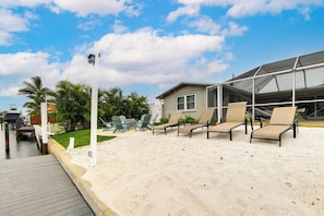 Terrace/patio - Backyard Oasis! Waterfront Haven in Bradenton (Bradenton)
