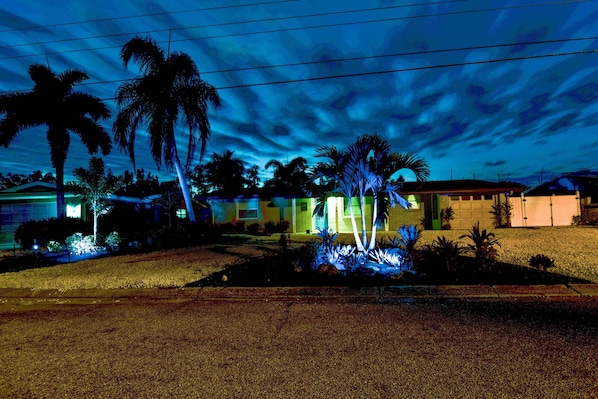 Zona residencial con casas, palmeras y cielo despejado.