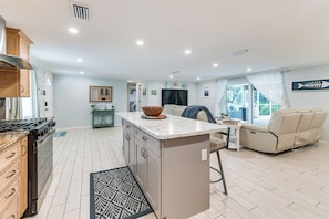 Coffee/tea maker, fridge, microwave, stovetop - Backyard Oasis! Waterfront Haven in Bradenton (Bradenton)