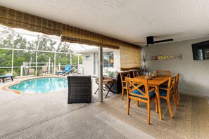 A heated pool - Backyard Oasis! Waterfront Haven in Bradenton (Bradenton)
