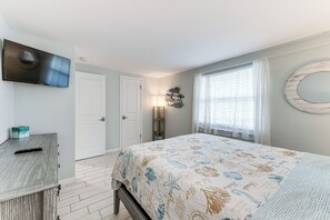 3 bedrooms, iron/ironing board, travel cot, Internet - Backyard Oasis! Waterfront Haven in Bradenton (Bradenton)