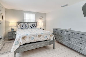 3 bedrooms, iron/ironing board, travel cot, Internet - Backyard Oasis! Waterfront Haven in Bradenton (Bradenton)
