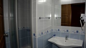 Standard Double or Twin Room | Bathroom