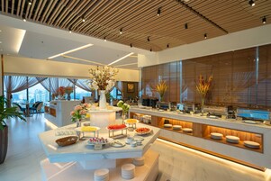 Daily cooked-to-order breakfast (VND 500000 per person)