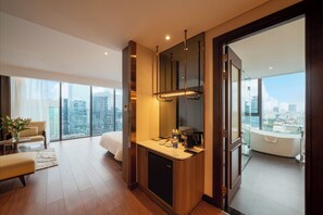 Habitación triple Prestigio, vista a la ciudad | 1 habitación, minibar y caja de seguridad en la habitación 