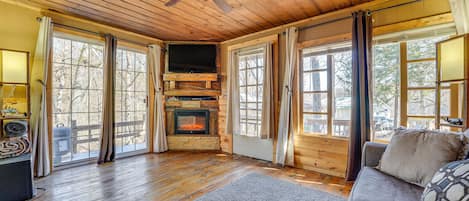 TV, fireplace