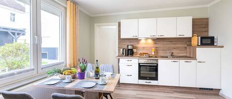 Frigorífico, microondas, horno y lavavajillas