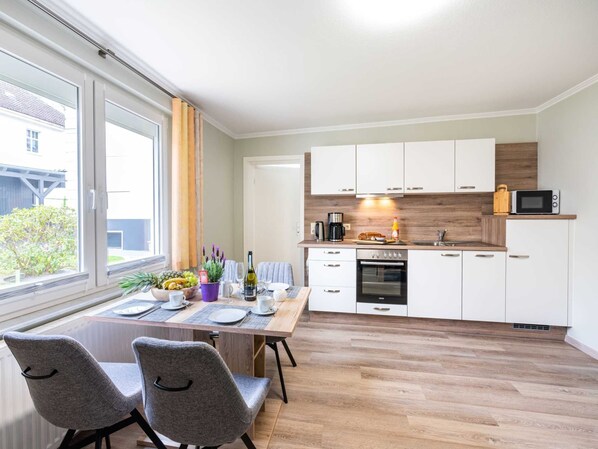 Kühlschrank, Mikrowelle, Ofen, Geschirrspüler