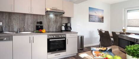 Frigorífico, microondas, horno y lavavajillas