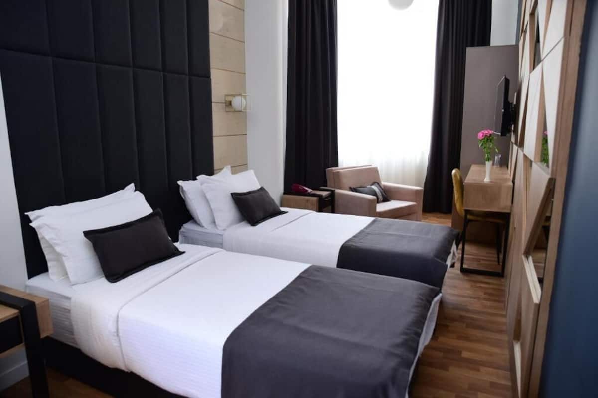 Triple Room | Desk, free WiFi, bed sheets