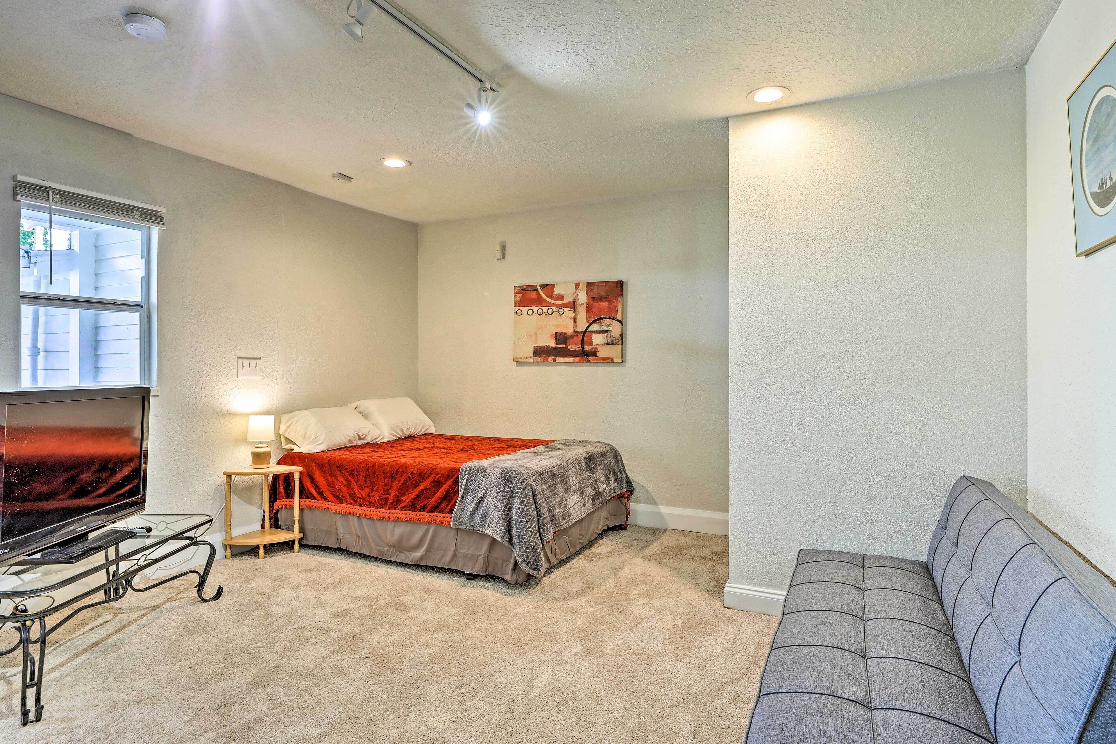Haines City Studio: Walk to Shopping & Dining!