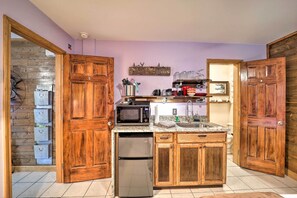 Réfrigérateur, micro-ondes, plaque de cuisson, cafetiÚre/bouilloire