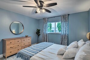 2 bedrooms, iron/ironing board, travel cot, Internet - Cozy West Palm Beach Condo: 1 Block to Shore! (West Palm Beach)
