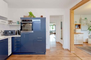 Kühlschrank, Mikrowelle, Ofen, Geschirrspüler