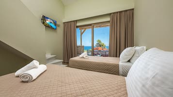 Deluxe Suite | Living area | 32-inch flat-screen TV with digital channels, TV