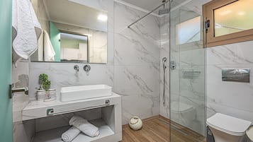 Deluxe-Suite | Badezimmer | Dusche, Haartrockner, Handtücher, Toilettenpapier
