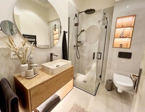 Shower, hair dryer, towels, toilet paper - Villa Bella - directly on the promenade - Villa Bella apartment 02 (Heringsdorf)