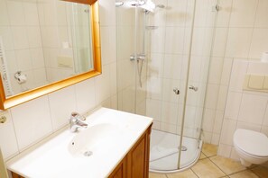 Douche, sĂšche-cheveux, serviettes fournies, papier toilette